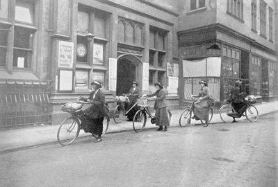 郵便局員として働く女性、戦争事務所の写真、1916 作： English Photographer